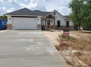911 E St, Floresville, TX 78114