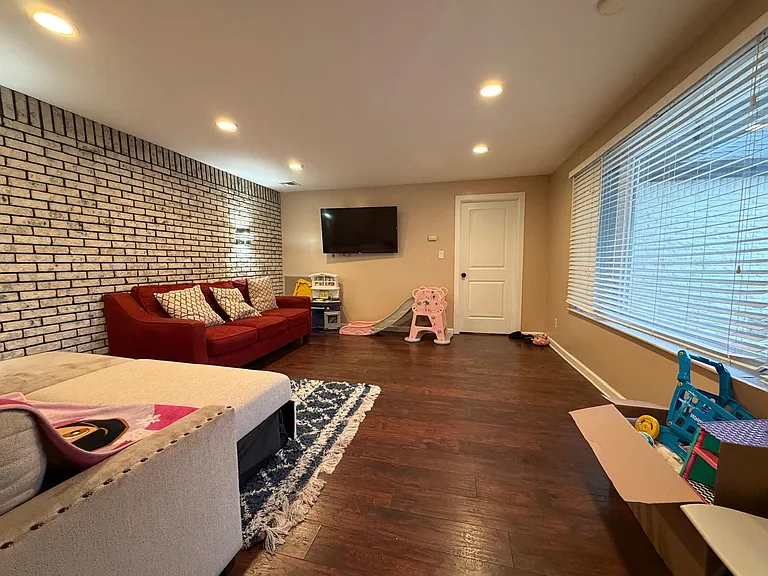 35 Clark Ave — Photo 16