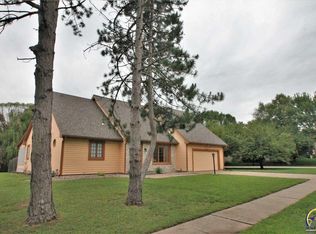 2407 SW Pepperwood Rd, Topeka, KS 66614