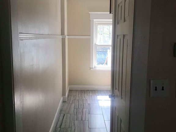 3rd image of 931 Park Ave