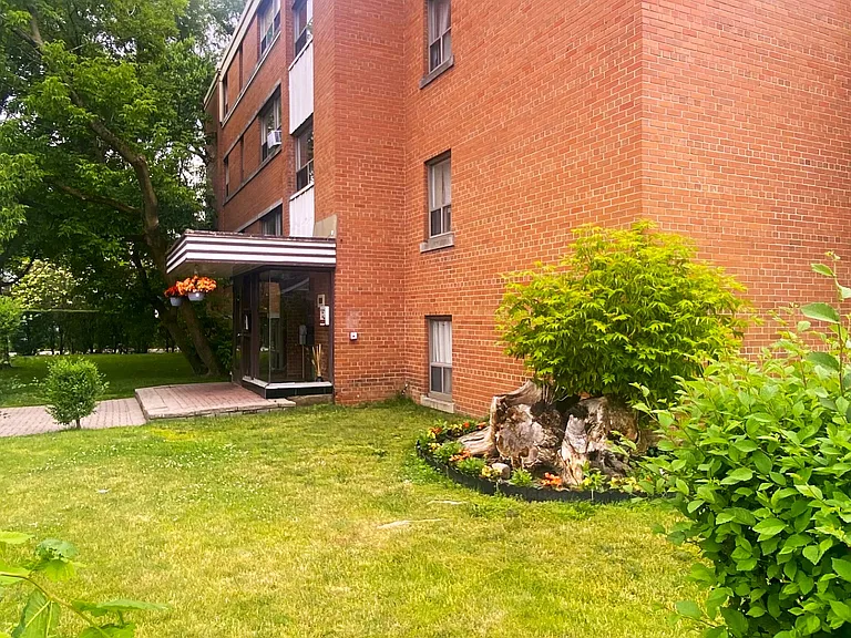 9 Elmsdale Rd — Photo 2
