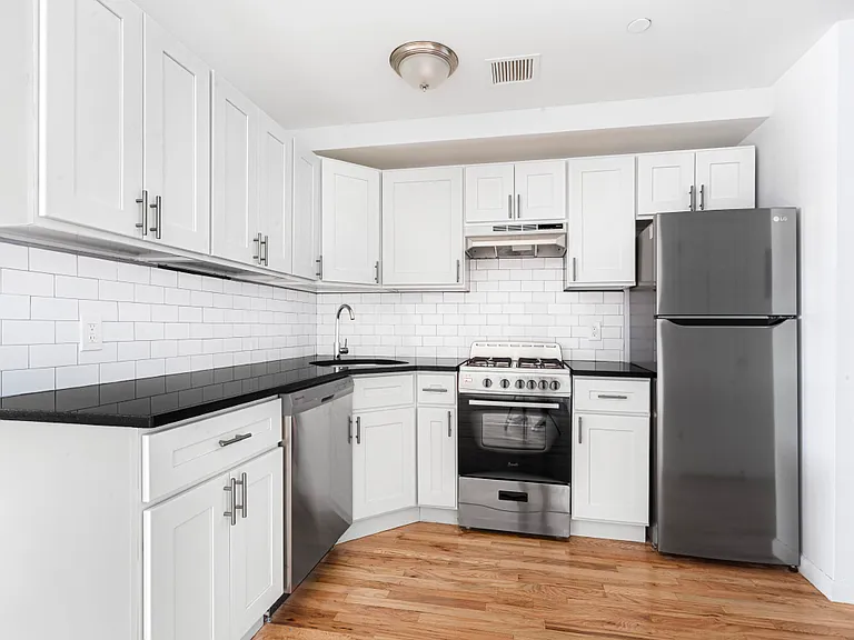 306 W 30th St #4R — Photo 4
