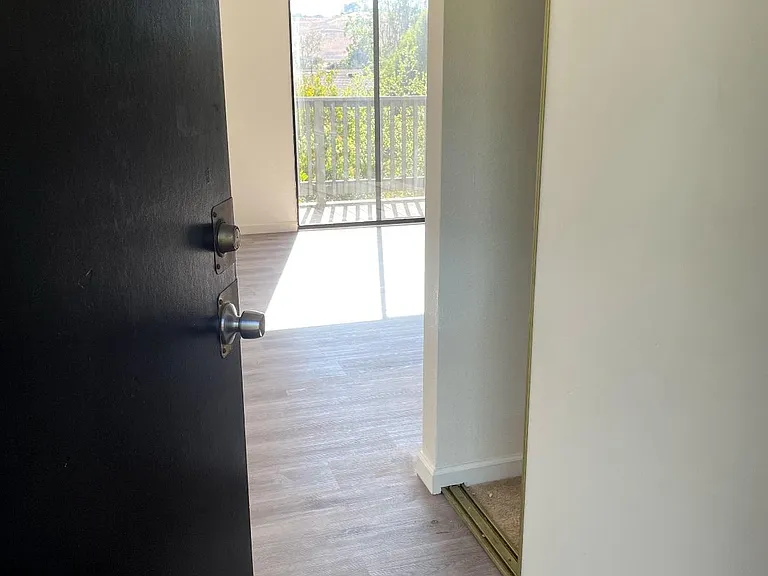 900 Cambridge Dr — Photo 2