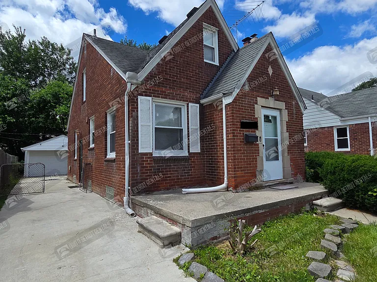 20252 Roscommon St — Photo 2