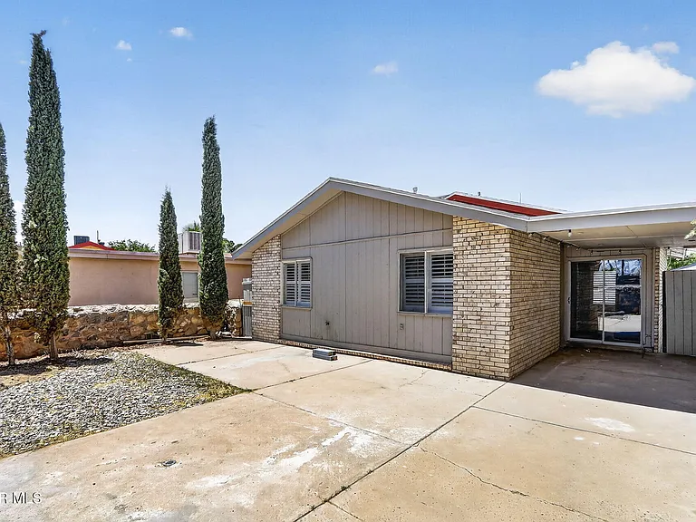 9128 Bur Oak Cir — Photo 27