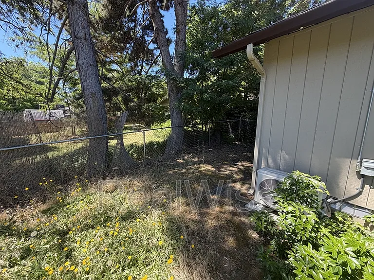 1223 NW Highland Ave #B — Photo 25