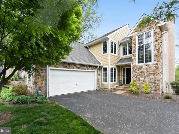 8 Village Cir, Newtown Square, PA 19073