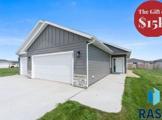 261 Lydia Ct, Harrisburg, SD 57032