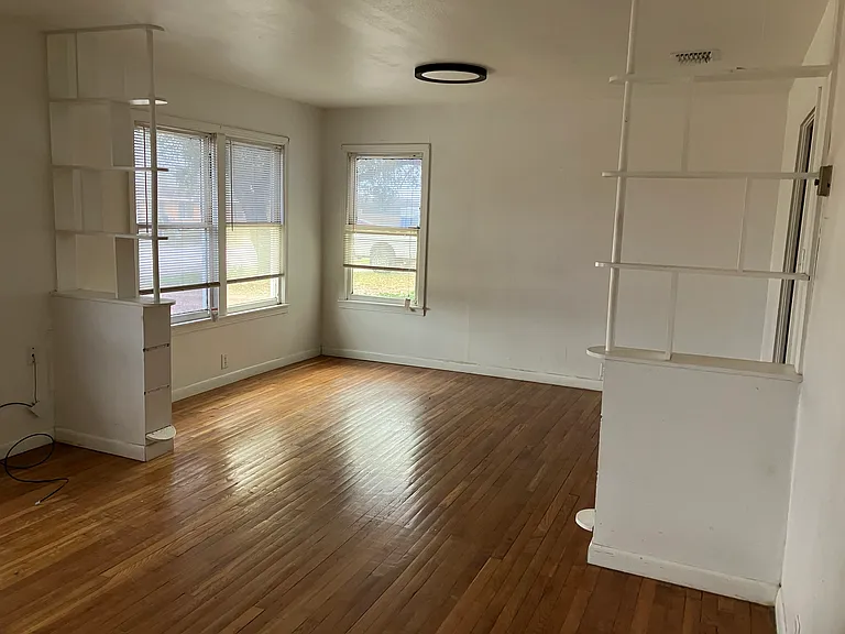 600 E Alexander St — Photo 2