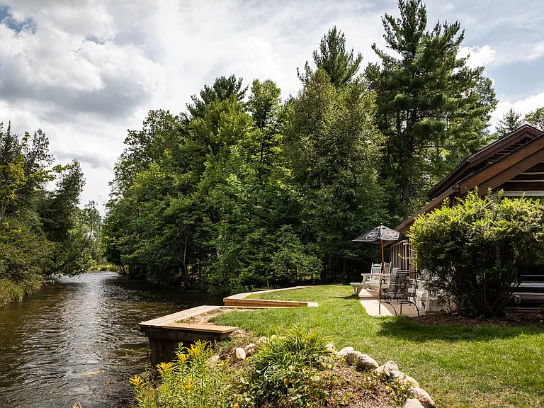1447 E River Rd — Photo 48