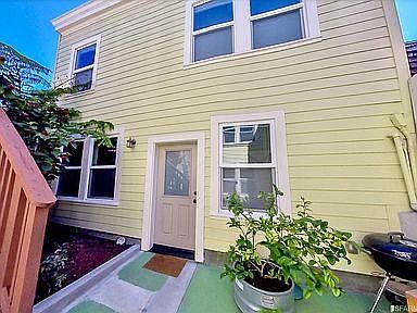 Front of Cottage / entry