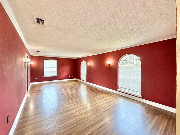 2nd image of 912 Laurie Ln