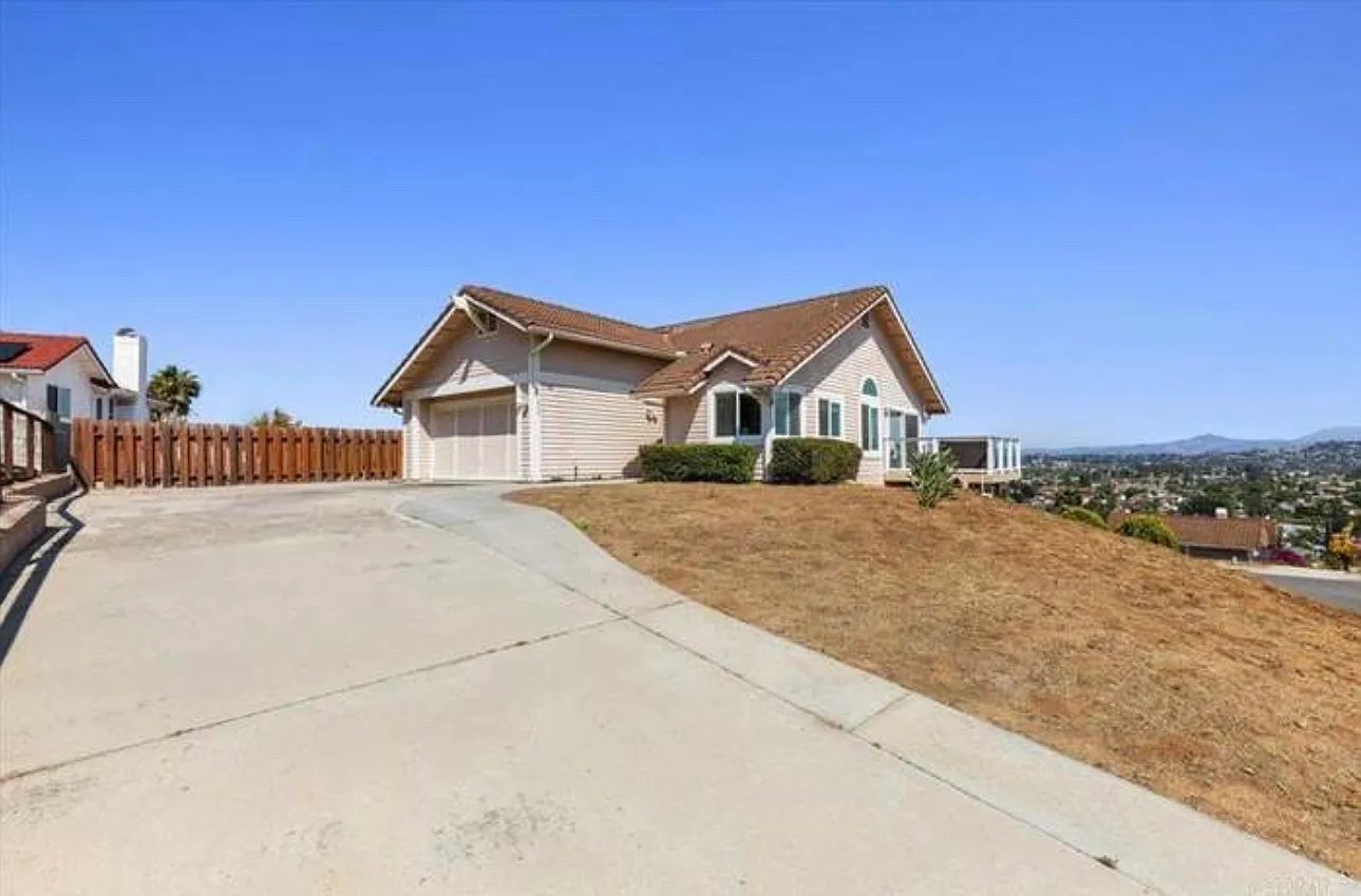 3 bed, 1378 sqft, $3,990 — Photo 1