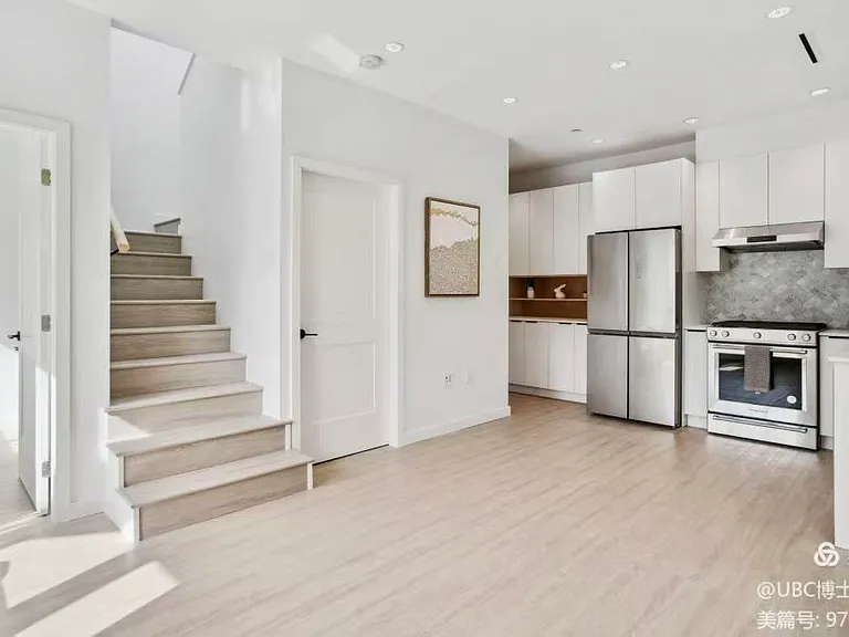3025 Kings Ave — Photo 12