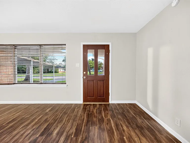 530 Globe St — Photo 8