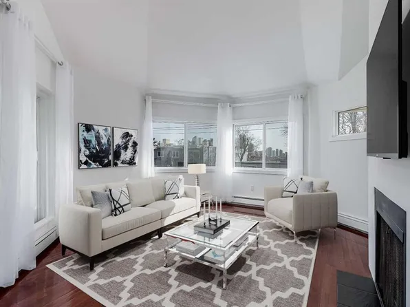 2214 W 14a St SW #302, Calgary, AB T2T 3W8