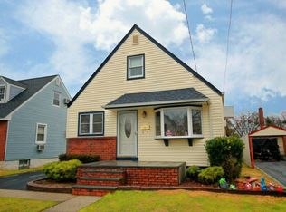 609 8th Ave, New Hyde Park, NY 11040