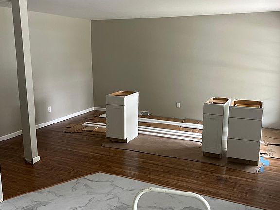 3rd image of 8 Kingsway Dr