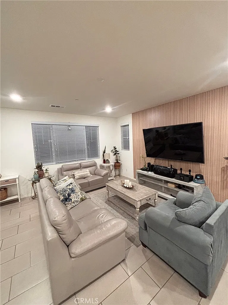4 bed, 2142 sqft, $4,000 — Photo 3