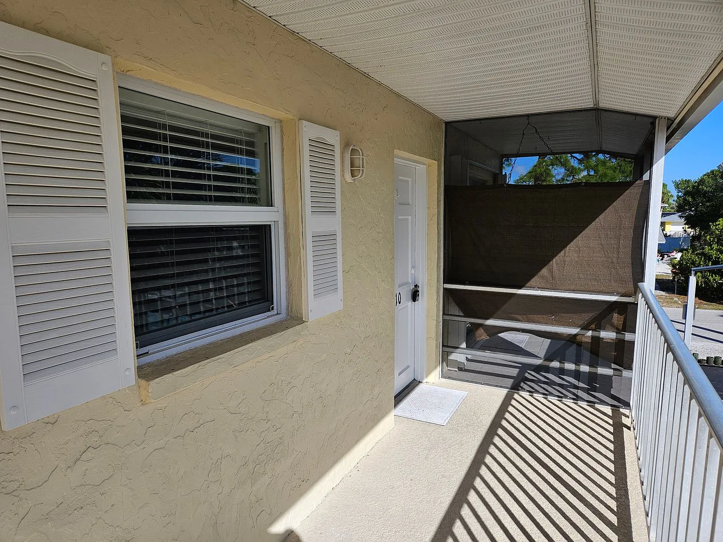 Annual Unfurnished 2nd Floor Condo For Rent on Venice Island! — Photo 2