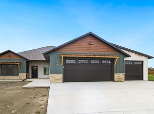 1534 Hannah Ln, Aberdeen, SD 57401