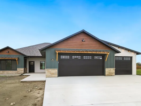 1534 Hannah Ln, Aberdeen, SD 57401