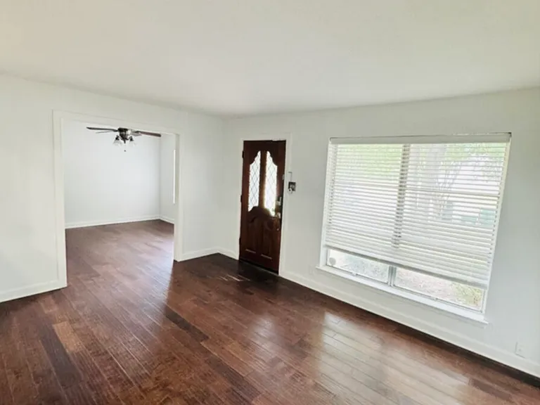 2129 Diane Dr — Photo 2