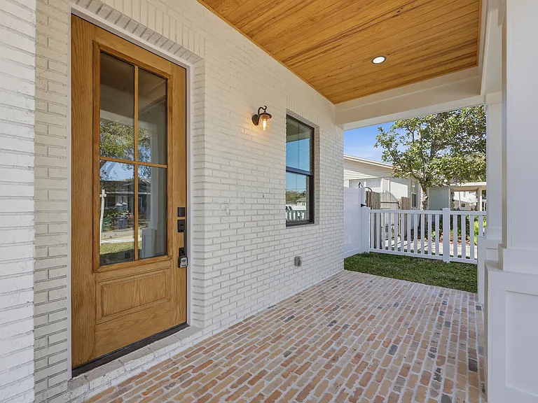 920 W Alfred St — Photo 4