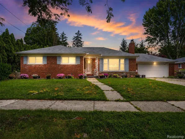 19986 E Doyle Pl, Grosse Pointe Woods, MI 48236