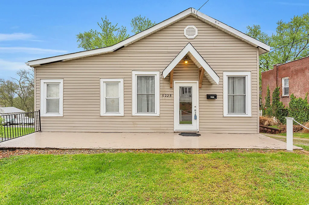 5225 Heege Rd photo 1