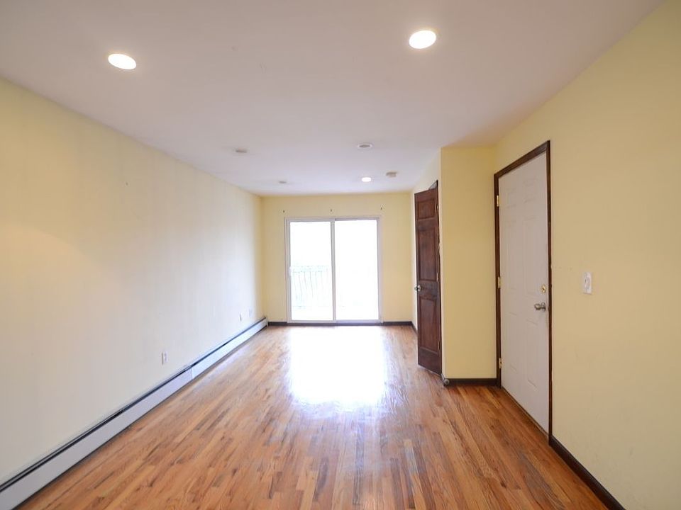 1st image of 221 Quincy St #2
