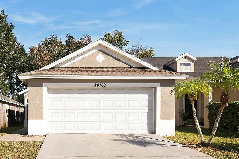 3 bed, 2.0 bath, 1140 sqft, $1,900 — Photo 1