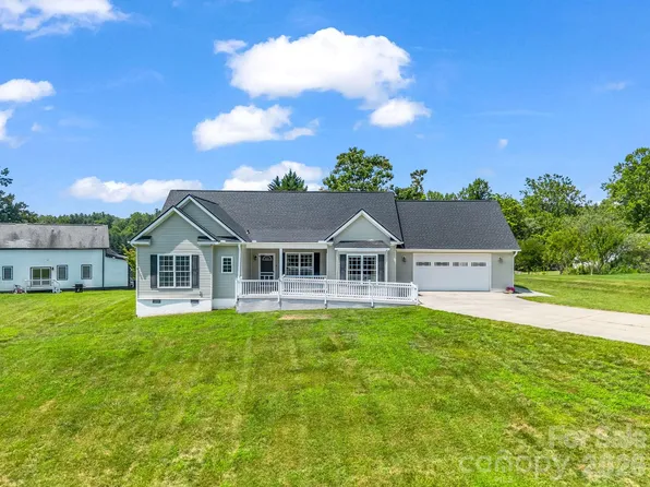355 Hidden Meadow Dr, Hendersonville, NC 28792