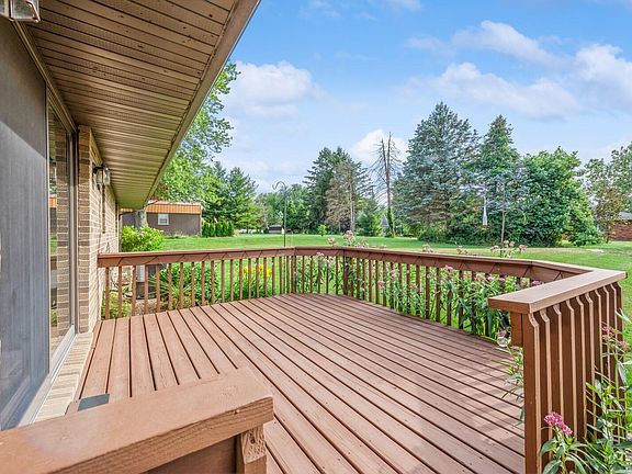 3rd image of 122 Morningside Dr