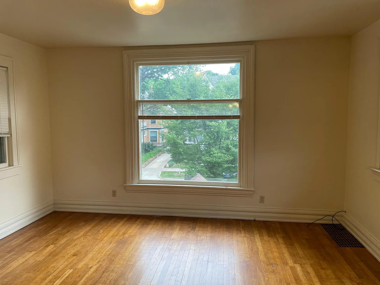 417 Crescent St NE — Photo 2