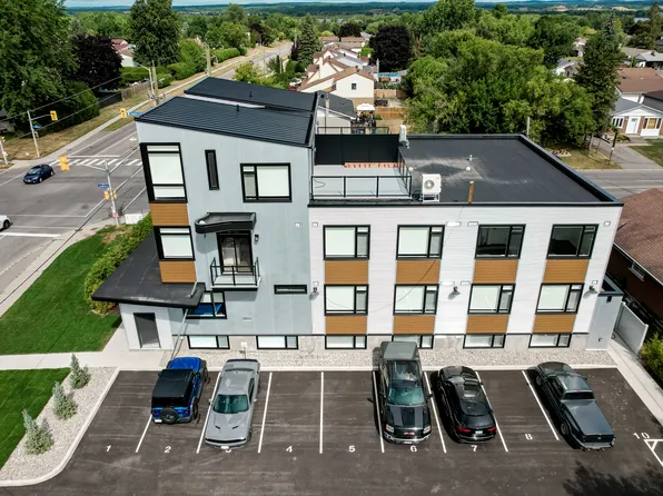 845 Champlain St Unit 9, Ottawa, ON K1C 1K3