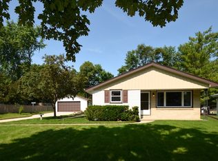 307 Sunset Dr, Pewaukee, WI 53072