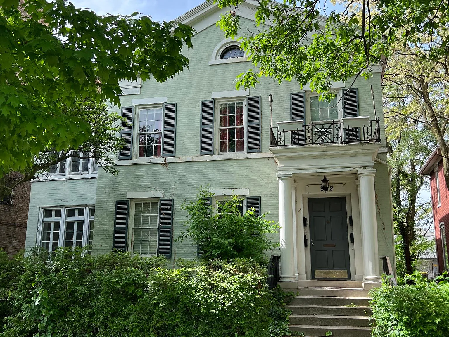 922 W Berry St — Photo 2