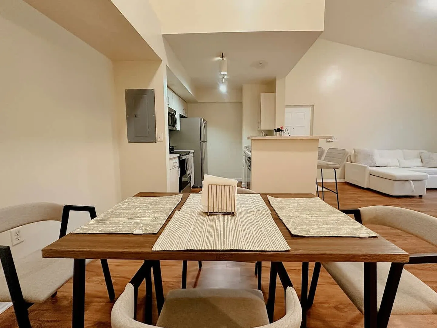 Cozy Full 1B, 1B Apt, Kitchen, Laundry — Photo 4