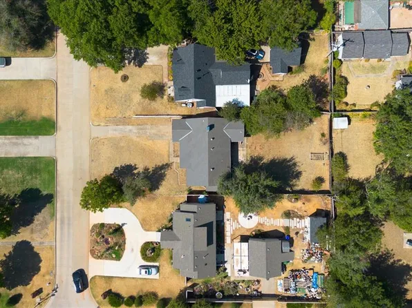 1103 Belford Ave, Nichols Hills, OK 73116