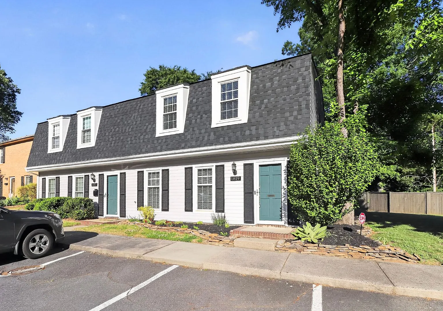 3 Bed/2.5 Bath Townhouse for RENT! — Photo 2