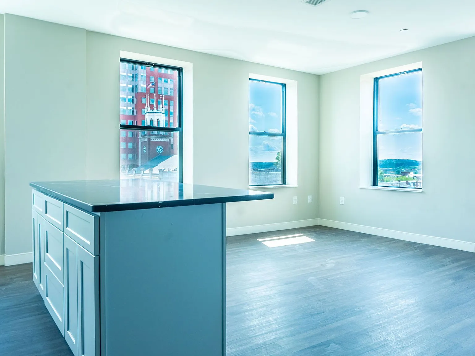 Corner Unit w/ Bright Open Concept! 3rd floor - 1 bed/1 bath - $2395 - Downtown Manchester — Photo 3
