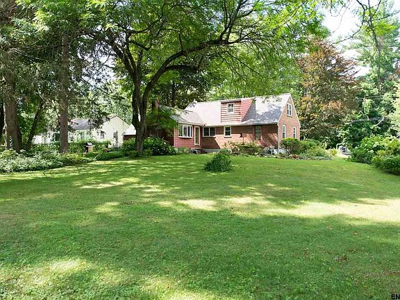 3rd image of 8 Sherwood Ln