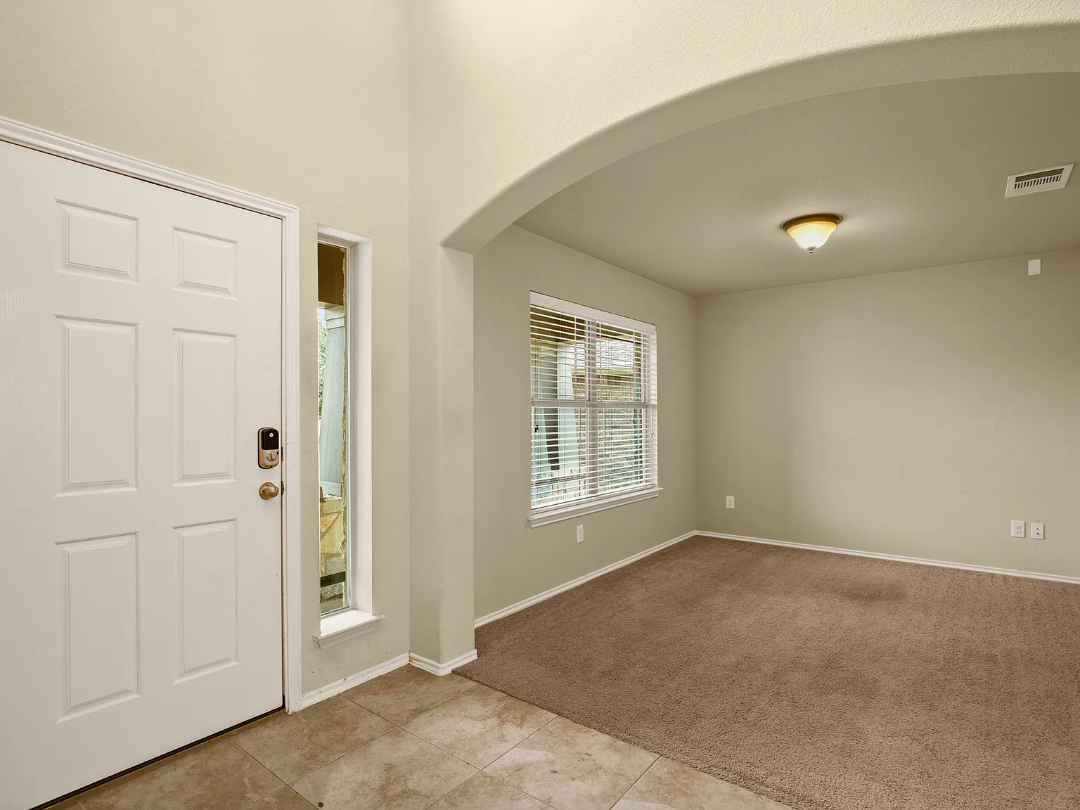 4 bed, 3.5 bath, 2616 sqft, $2,400 — Photo 3