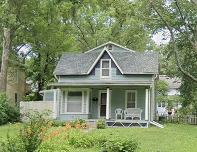 Cute 2+ bedroom cottage, fresh paint, good neighborhood, privacy fenced back yard.