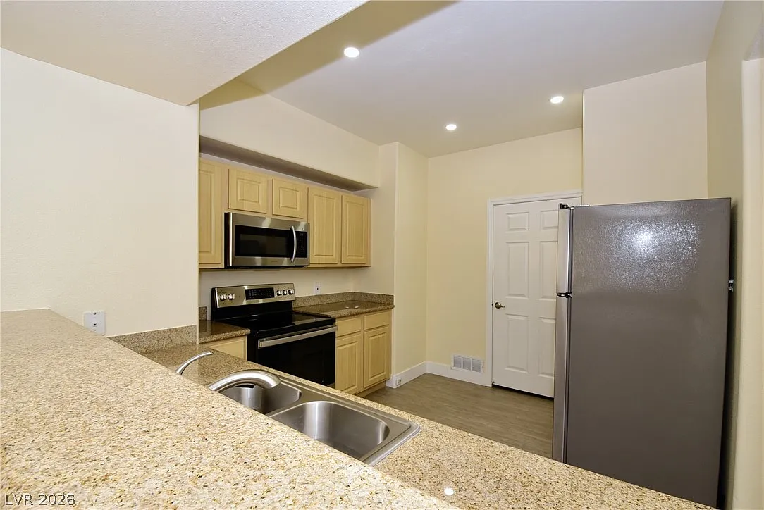2 bed, 2.0 bath, 914 sqft, $1,484 — Photo 2