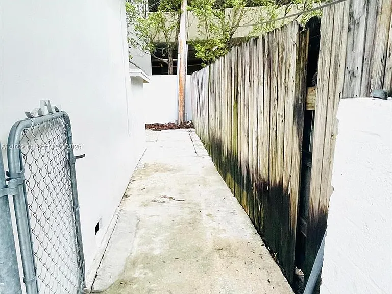 1020 SW 36th Ct — Photo 34