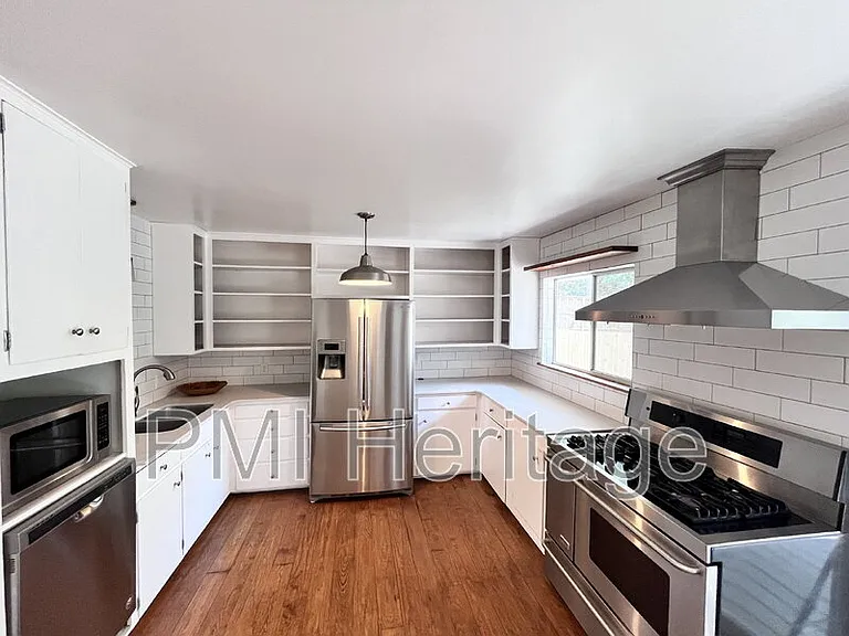 1139 N Sunset Dr — Photo 5
