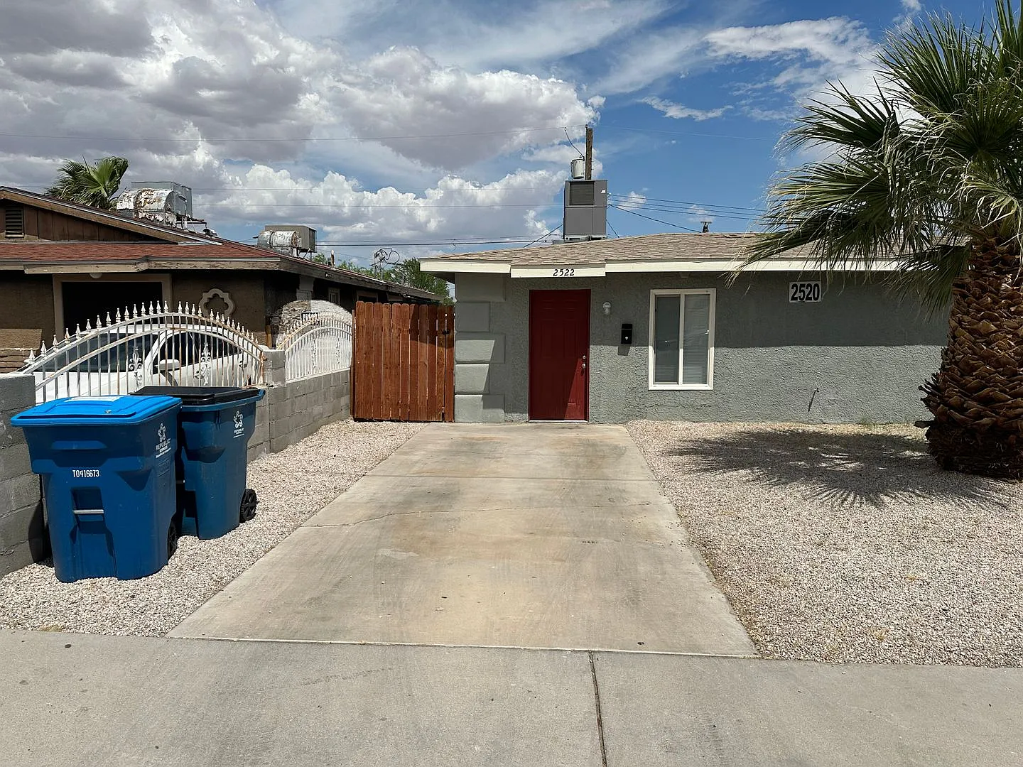 One story one bedroom Duplex Apartment, All Tile Floors All Appliances!! Big back yard!! — Photo 1