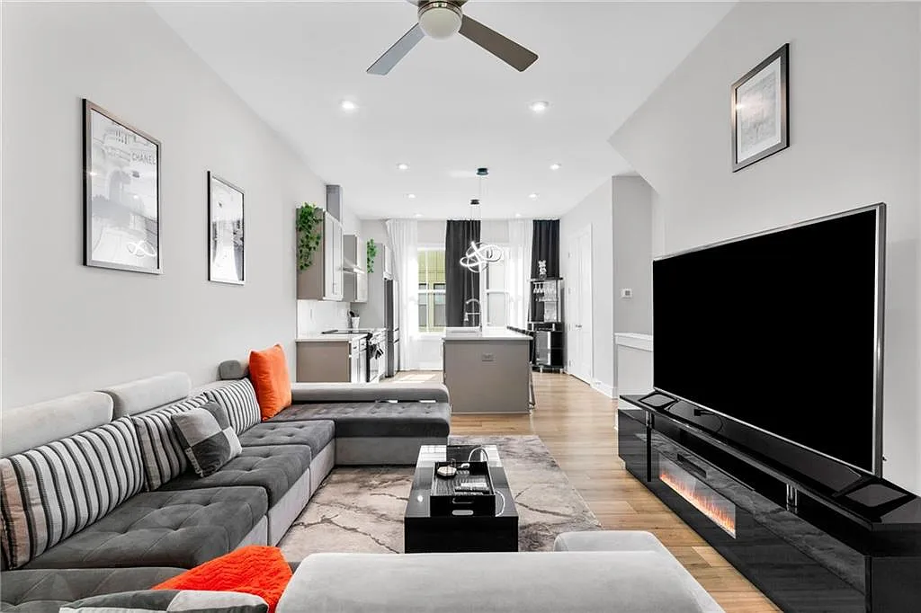 2 bed, 2.0 bath, 1104 sqft, $2,700 — Photo 4